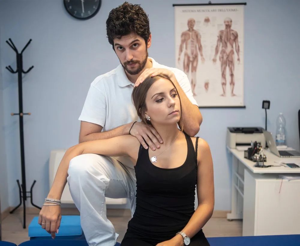 Il dott. Simone Muggianu durante un trattamento di spalla e collo
